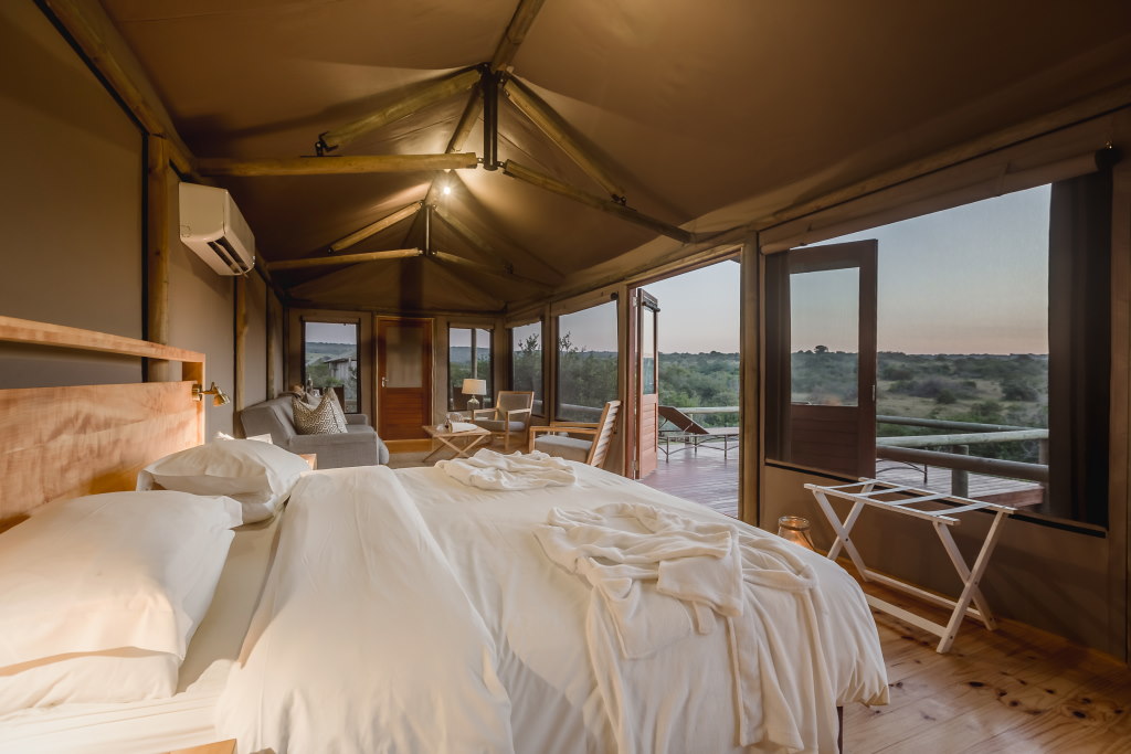 Hlosi Game Lodge - Amakhala Game Reserve