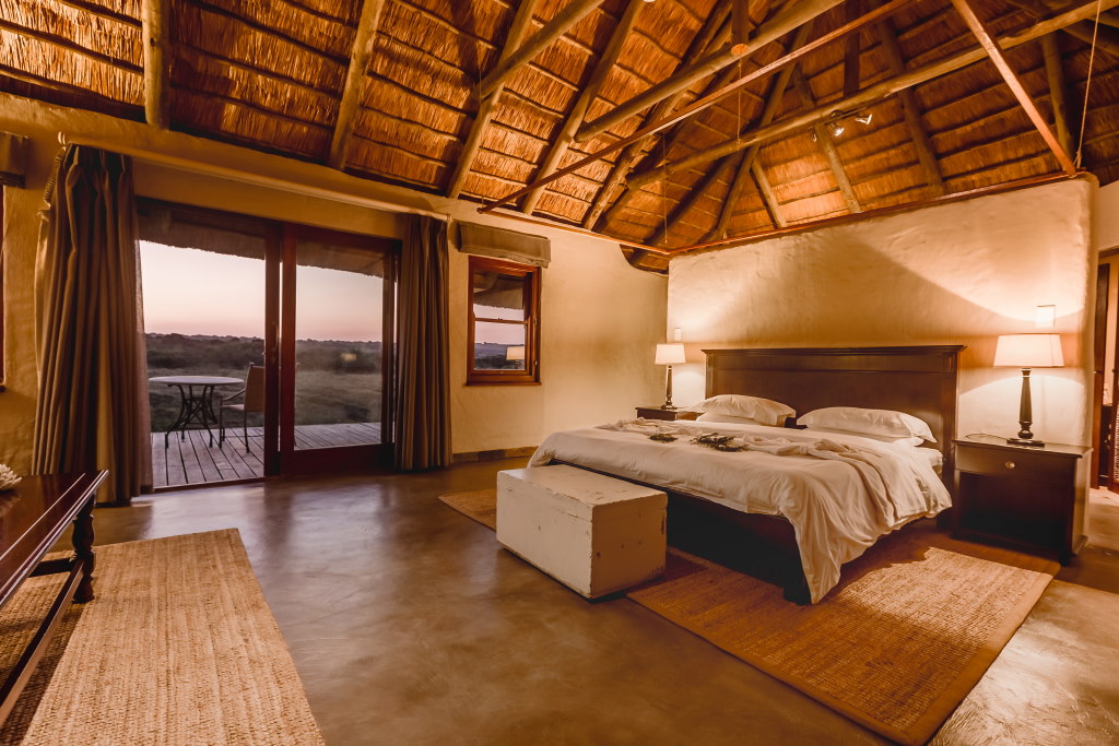 Hlosi Game Lodge - Amakhala Game Reserve