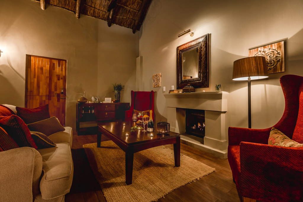 Hlosi Game Lodge - Amakhala Game Reserve