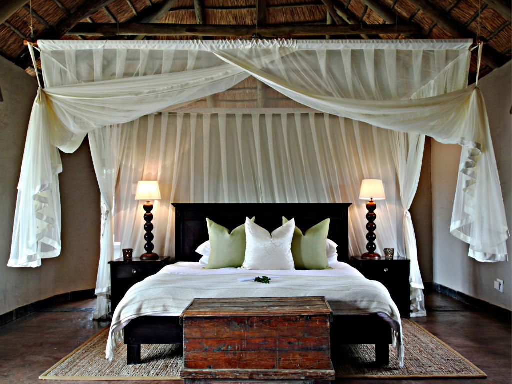 Hlosi Game Lodge - Amakhala Game Reserve